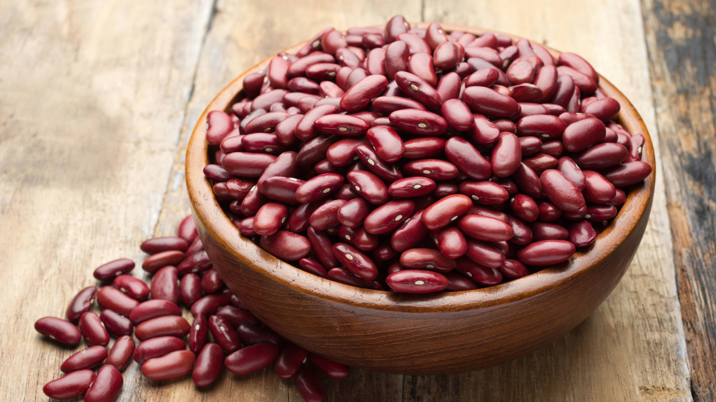 Los porotos arriñonados rojo oscuro son una buena fuente de proteínas vegetales y una excelente fuente de fibra.