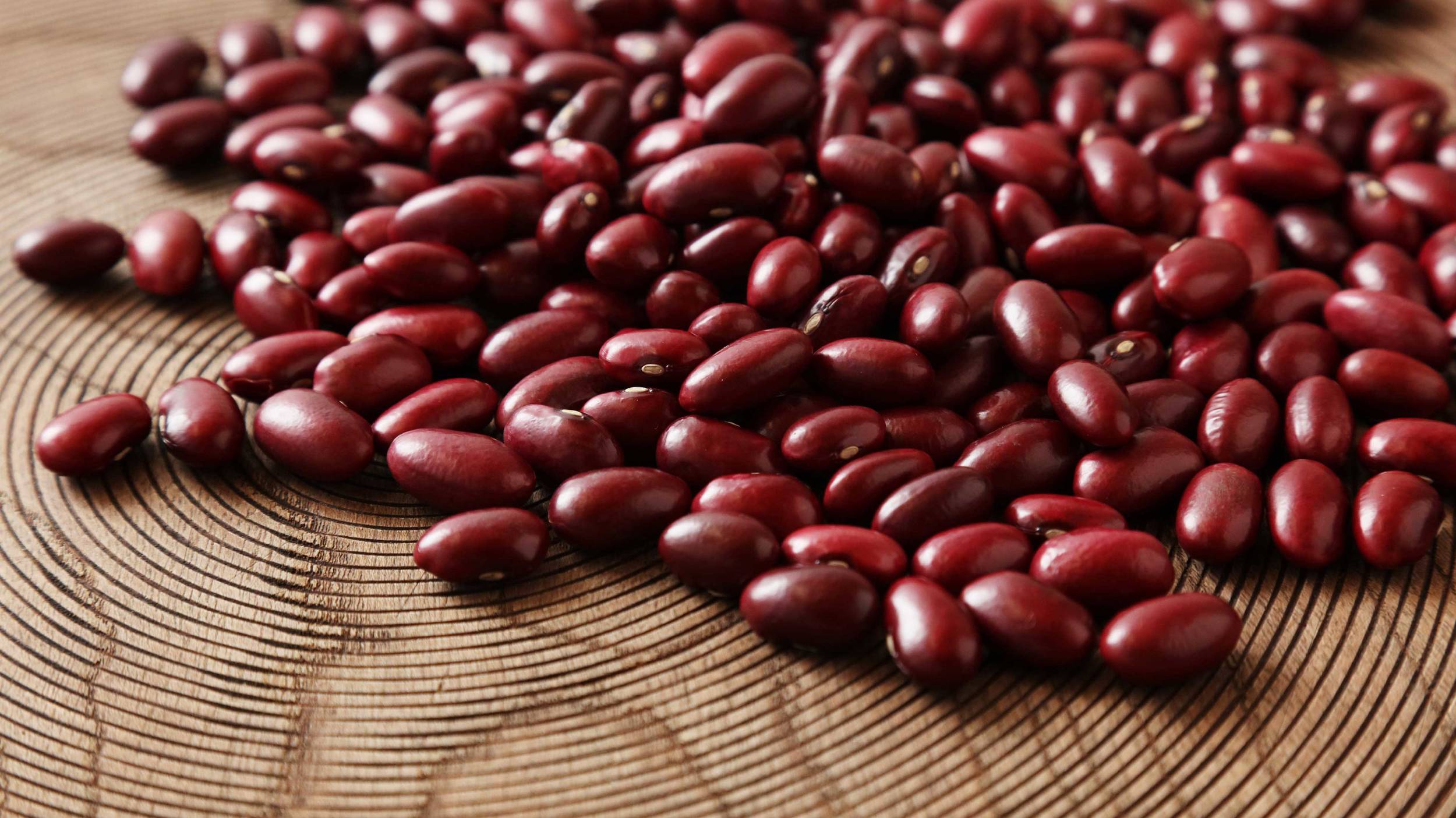Kidney-shaped beans Dark red kidney beans are dark-reddish brown beans with a kidney-shaped form, the feature to which the bean owes its name.